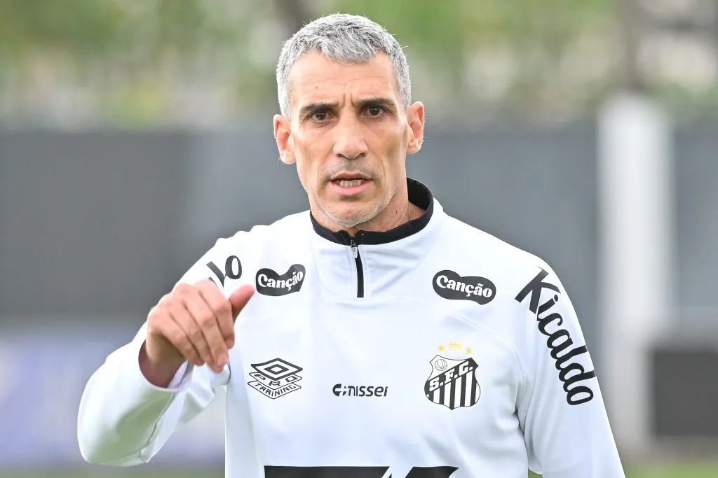 Vojvoda tecnico do Santos durante treino no Centro de Treinamento CT Rei Pele.  Foto: Jota Erre/AGIF