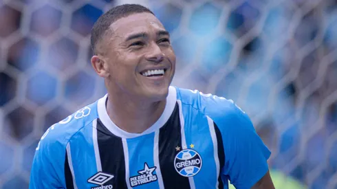 RS - PORTO ALEGRE - 26/10/2025 - BRASILEIRO A 2025, GREMIO X JUVENTUDE - Carlos Vinicius jogador do Gremio comemora seu gol durante partida contra o Juventude no estadio Arena do Gremio pelo campeonato Brasileiro A 2025. Foto: Maxi Franzoi/AGIF