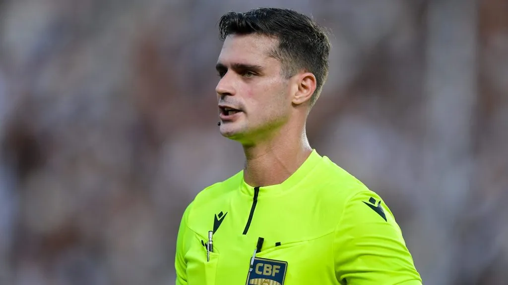 Fernando Antonio Mendes
 durante partida entre Vasco e Vitoria no estadio Sao Januario pelo campeonato Brasileiro A 2025. Foto: Thiago Ribeiro/AGIF