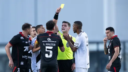 Lucas Halter jogador do Vitoria recebe cartao amarelo do arbitro durante partida contra o Vasco no estadio Sao Januario pelo campeonato Brasileiro A 2025. Foto: Jorge Rodrigues/AGIF