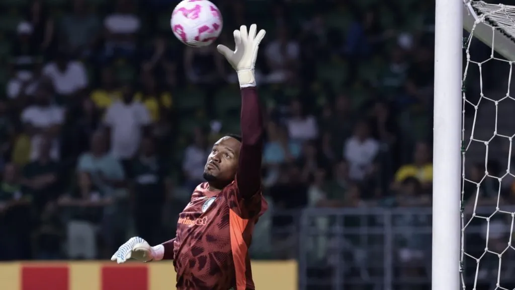 SP – SAO PAULO – 26/10/2025 – BRASILEIRO A 2025, PALMEIRAS X CRUZEIRO – Carlos Miguel goleiro do Palmeiras durante partida contra o Cruzeiro no estadio Arena Allianz Parque pelo campeonato Brasileiro A 2025. Foto: Marcello Zambrana/AGIF