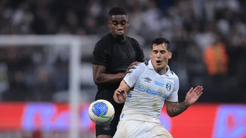 Felix Torres jogador do Corinthians disputa lance com Cristaldo jogador do Gremio durante partida no estadio Arena Corinthians pelo campeonato Copa Do Brasil 2024. Foto: Ettore Chiereguini/AGIF