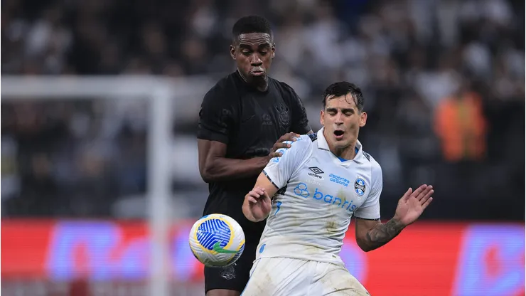 Felix Torres jogador do Corinthians disputa lance com Cristaldo jogador do Gremio durante partida no estadio Arena Corinthians pelo campeonato Copa Do Brasil 2024. Foto: Ettore Chiereguini/AGIF