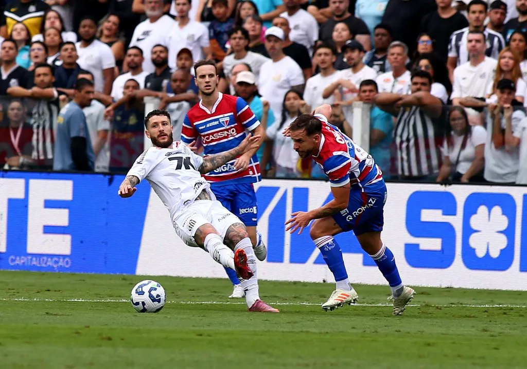Ze Rafael jogador do Santos durante partida contra o Fortaleza no estadio Vila Belmiro pelo campeonato Brasileiro A 2025. Foto: Mauricio De Souza/AGIF