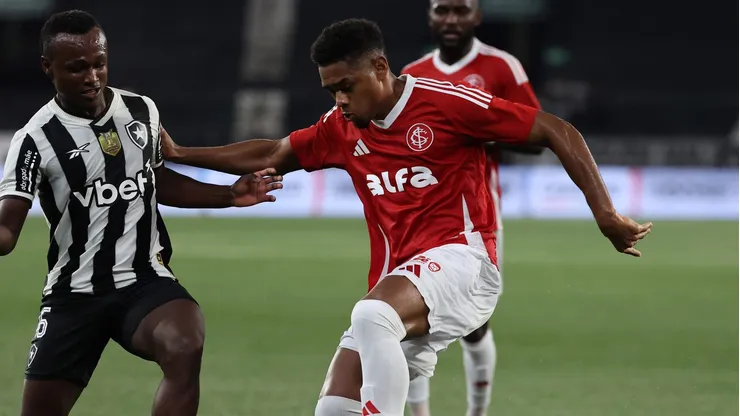 Victor Gabriel, zagueiro do Inter em partida pelo campeonato brasileiro (Foto: Wagner Meier/Getty Images)