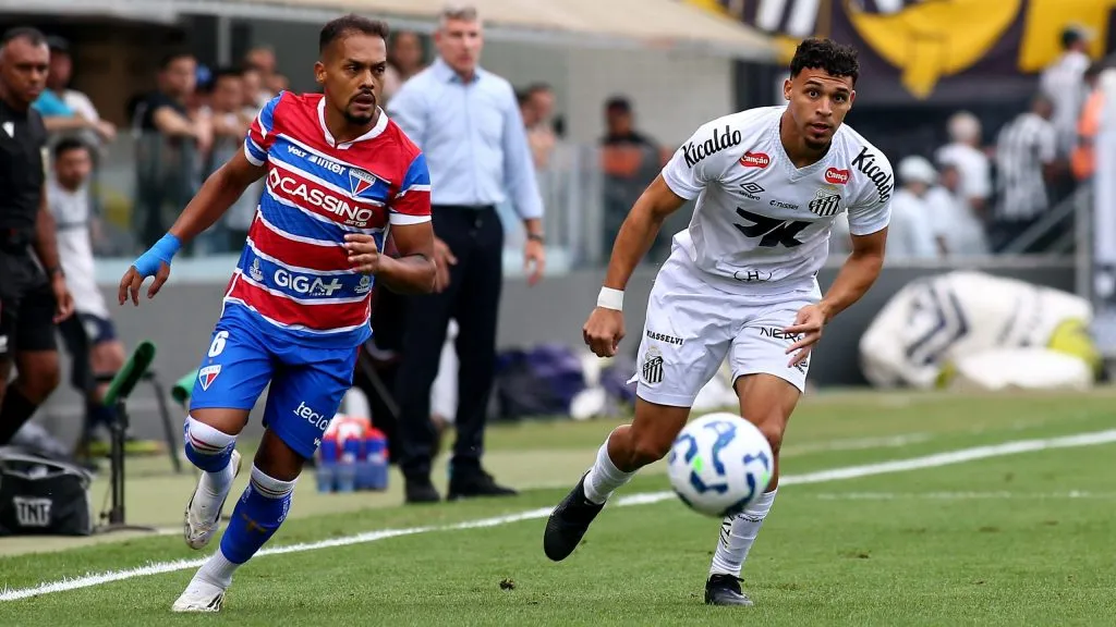 Victor Hugo jogador do Santos durante partida contra o Fortaleza no estadio Vila Belmiro pelo campeonato Brasileiro A 2025. Foto: Mauricio De Souza/AGIF