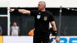O arbitro Anderson Daronco durante partida entre Santos e Fortaleza no estadio Vila Belmiro pelo campeonato Brasileiro A 2025. Foto: Mauricio De Souza/AGIF
