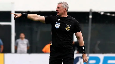 O arbitro Anderson Daronco durante partida entre Santos e Fortaleza no estadio Vila Belmiro pelo campeonato Brasileiro A 2025. Foto: Mauricio De Souza/AGIF