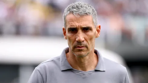 SP - SANTOS - 01/11/2025 - BRASILEIRO A 2025, SANTOS X FORTALEZA - Juan Pablo Vojvoda tecnico do Santos durante partida contra o Fortaleza no estadio Vila Belmiro pelo campeonato Brasileiro A 2025. Foto: Mauricio De Souza/AGIF