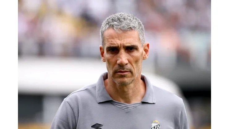 SP - SANTOS - 01/11/2025 - BRASILEIRO A 2025, SANTOS X FORTALEZA - Juan Pablo Vojvoda tecnico do Santos durante partida contra o Fortaleza no estadio Vila Belmiro pelo campeonato Brasileiro A 2025. Foto: Mauricio De Souza/AGIF