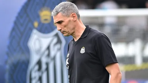 Santos de Vojvoda melhorou no segundo tempo após uma primeira etapa apática Foto: Jota Erre/AGIF