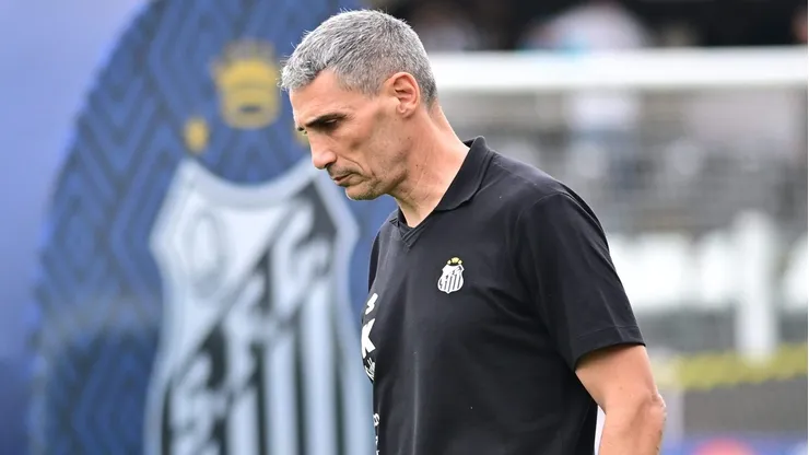 Santos de Vojvoda melhorou no segundo tempo após uma primeira etapa apática Foto: Jota Erre/AGIF