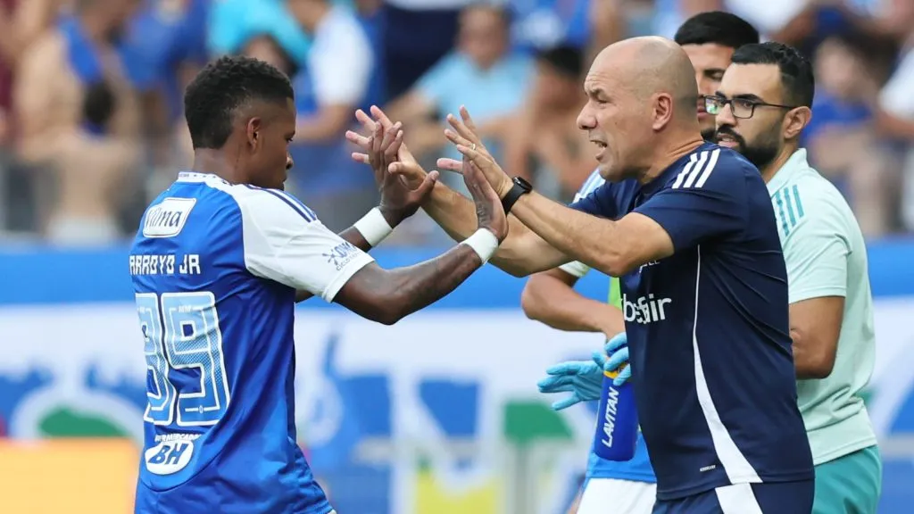 Arroyo jogador do Cruzeiro comemora seu gol durante partida contra o Vitoria no estadio Mineirao pelo campeonato Brasileiro A 2025.  Foto: Gilson Lobo/AGIF