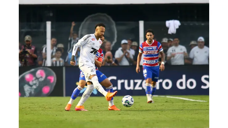Neymar durante o jogo diante do Fortaleza. Foto: Mauricio De Souza/AGIF