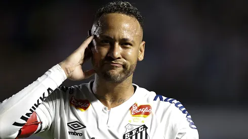 Neymar, atacante do Santos em partida pelo campeonato brasileiro (Foto: Miguel Schincariol/Getty Images)