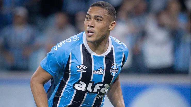 Carlos Vinícius brilhou na última rodada ao anotar um hat-trick contra o Juventude