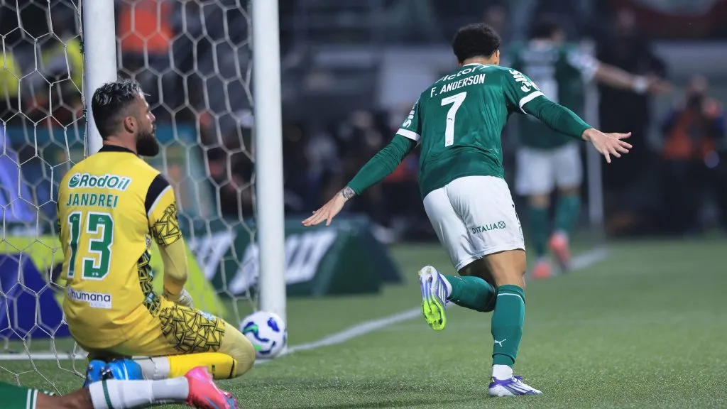 Felipe Anderson jogador do Palmeiras comemora seu gol durante partida contra o Juventude no estadio Arena Allianz Parque pelo campeonato Brasileiro A 2025. Foto: Ettore Chiereguini/AGIF