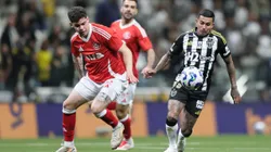 Dudu jogador do Atlético-MG disputa lance com Ronaldo jogador do Internacional - Foto: Gilson Lobo/AGIF