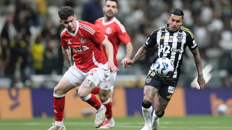 Dudu jogador do Atlético-MG disputa lance com Ronaldo jogador do Internacional - Foto: Gilson Lobo/AGIF