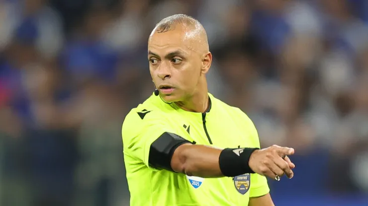 MG - BELO HORIZONTE - 10/08/2025 - BRASILEIRO A 2025, CRUZEIRO X SANTOS - O arbitro Wilton Pereira Sampaio durante partida entre Cruzeiro e Santos no estadio Mineirao pelo campeonato Brasileiro A 2025. Foto: Gilson Lobo/AGIF
