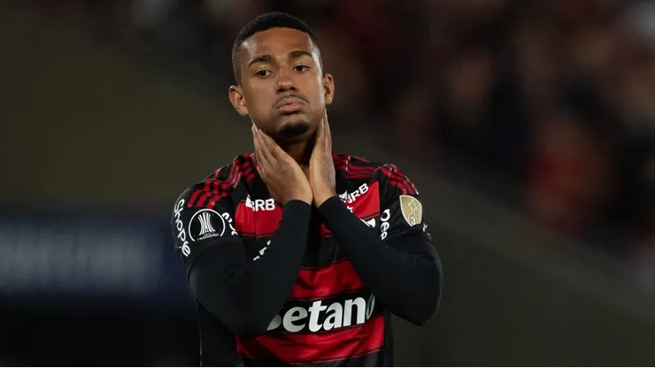 Samuel Lino não vive um bom momento no Flamengo