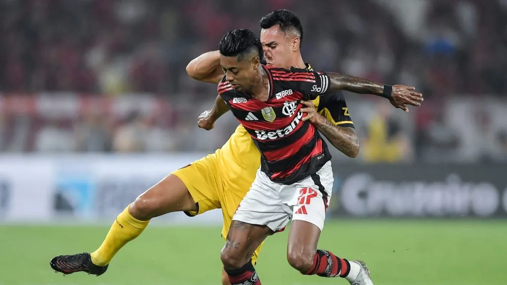 Bruno Henrique, jogador do Flamengo, disputa lance com Rivera jogador do Sport durante partida no estadio Maracana pelo campeonato Brasileiro A 2025. Foto: Thiago Ribeiro/AGIF