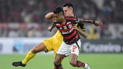 RJ - RIO DE JANEIRO - 01/11/2025 - BRASILEIRO A 2025, FLAMENGO X SPORT - Bruno Henrique jogador do Flamengo disputa lance com Rivera jogador do Sport durante partida no estadio Maracana pelo campeonato Brasileiro A 2025. Foto: Thiago Ribeiro/AGIF