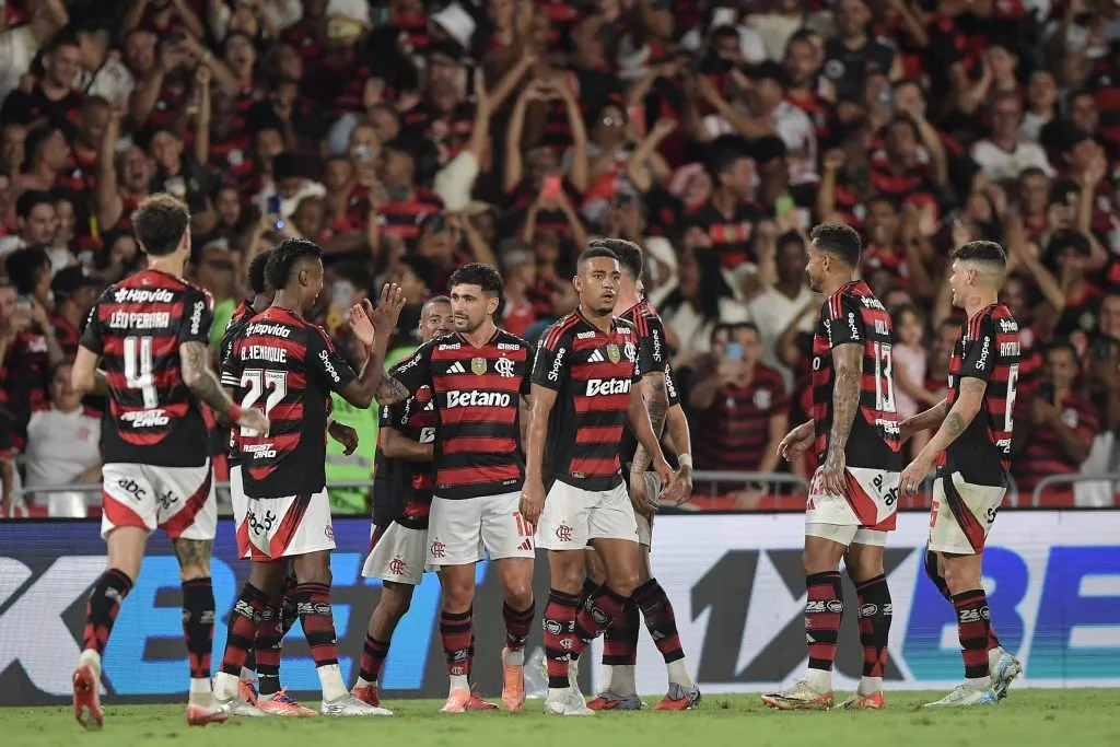 De Arrascaeta, jogador do Flamengo, comemora seu gol com jogadores do seu time durante partida contra o Sport no estadio Maracana pelo campeonato Brasileiro A 2025. Foto: Thiago Ribeiro/AGIF