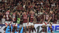 RJ - RIO DE JANEIRO - 01/11/2025 - BRASILEIRO A 2025, FLAMENGO X SPORT - De Arrascaeta jogador do Flamengo comemora seu gol com jogadores do seu time durante partida contra o Sport no estadio Maracana pelo campeonato Brasileiro A 2025. Foto: Thiago Ribeiro/AGIF
