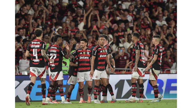 RJ - RIO DE JANEIRO - 01/11/2025 - BRASILEIRO A 2025, FLAMENGO X SPORT - De Arrascaeta jogador do Flamengo comemora seu gol com jogadores do seu time durante partida contra o Sport no estadio Maracana pelo campeonato Brasileiro A 2025. Foto: Thiago Ribeiro/AGIF