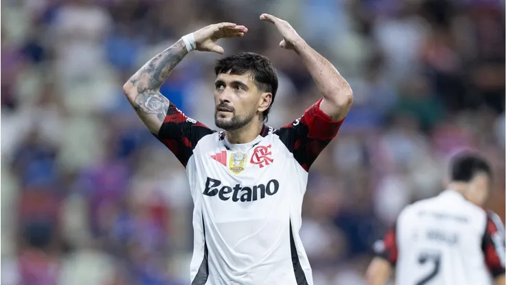 CE - FORTALEZA - 25/10/2025 - BRASILEIRO A 2025, FORTALEZA X FLAMENGO - [Arrascaeta] jogador do Flamengo durante partida contra o Fortaleza no estadio Arena Castelao pelo campeonato Brasileiro A 2025. Foto: Baggio Rodrigues/AGIF
