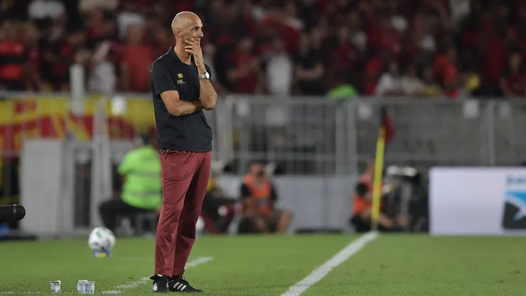 Cesar Lucena, técnico do Sport, durante partida contra o Flamengo no estadio Maracana pelo campeonato Brasileiro A 2025. Foto: Thiago Ribeiro/AGIF