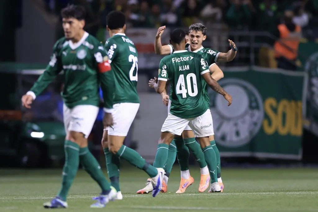 Jogadores comemorando diante da LDU. Foto: Marcello Zambrana/AGIF