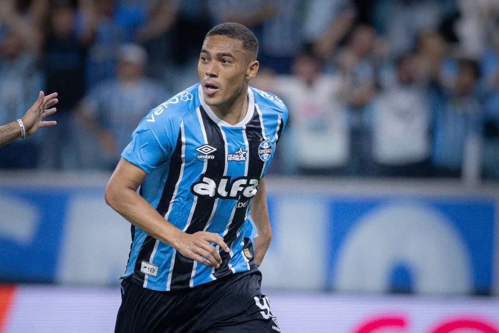 Carlos Vinicius jogador do Gremio comemora seu gol durante partida contra o Sao Paulo no estadio Arena do Gremio pelo campeonato Brasileiro A 2025. Foto: Maxi Franzoi/AGIF