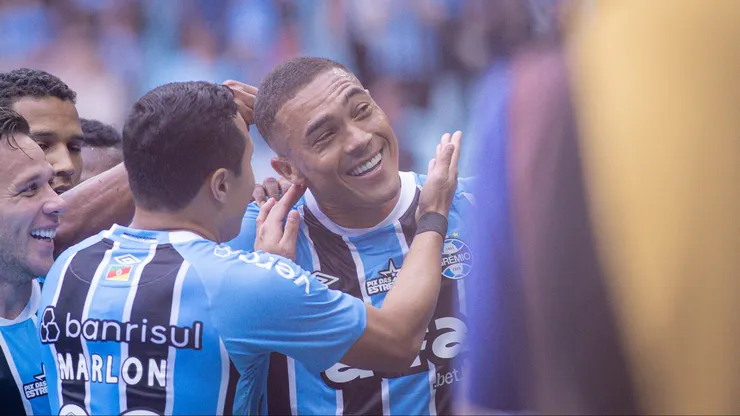 RS - PORTO ALEGRE - 26/10/2025 - BRASILEIRO A 2025, GREMIO X JUVENTUDE - Carlos Vinicius jogador do Gremio comemora seu gol durante partida contra o Juventude no estadio Arena do Gremio pelo campeonato Brasileiro A 2025. Foto: Maxi Franzoi/AGIF
