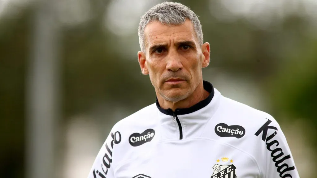 SP – SANTOS – 31/10/2025 – SANTOS, TREINO – Juan Pablo Vodjoda tecnico do Santos durante treino no Centro de Treinamento CT Rei Pele. Foto: Mauricio De Souza/AGIF