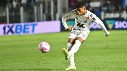 SP - SANTOS - 20/10/2025 - BRASILEIRO A 2025, SANTOS X VITORIA - Souza jogador do Santos durante partida contra o Vitoria no estadio Vila Belmiro pelo campeonato Brasileiro A 2025. Foto: Jota Erre/AGIF