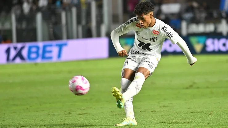 SP - SANTOS - 20/10/2025 - BRASILEIRO A 2025, SANTOS X VITORIA - Souza jogador do Santos durante partida contra o Vitoria no estadio Vila Belmiro pelo campeonato Brasileiro A 2025. Foto: Jota Erre/AGIF