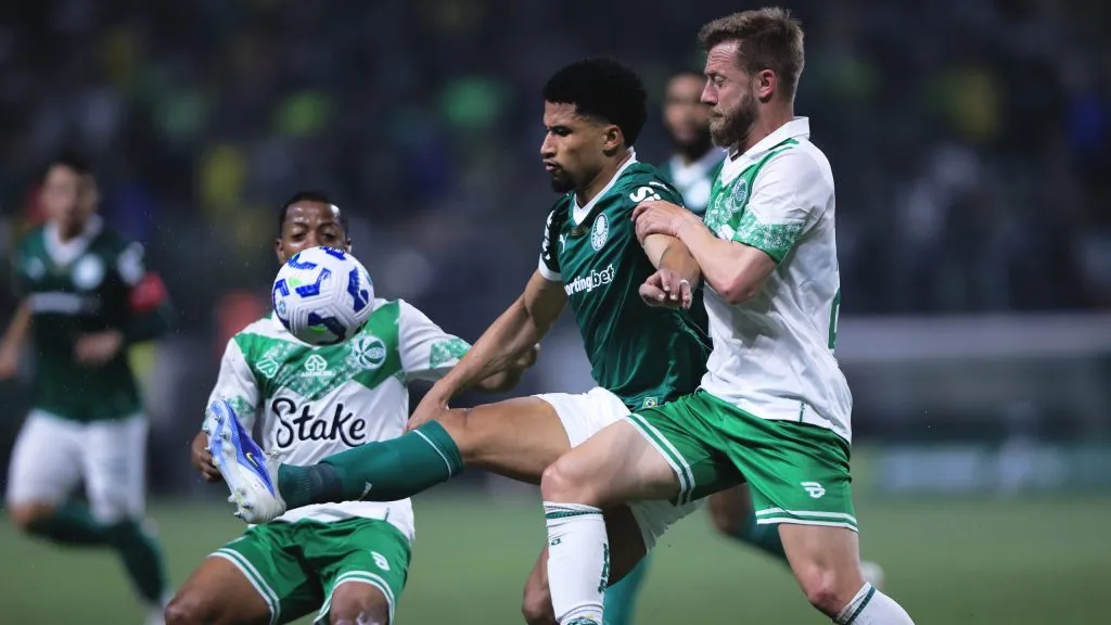 Murilo jogador do Palmeiras disputa lance com Marcelo Hermes jogador do Juventude durante partida no estadio Arena Allianz Parque pelo campeonato Brasileiro A 2025. Foto: Ettore Chiereguini/AGIF