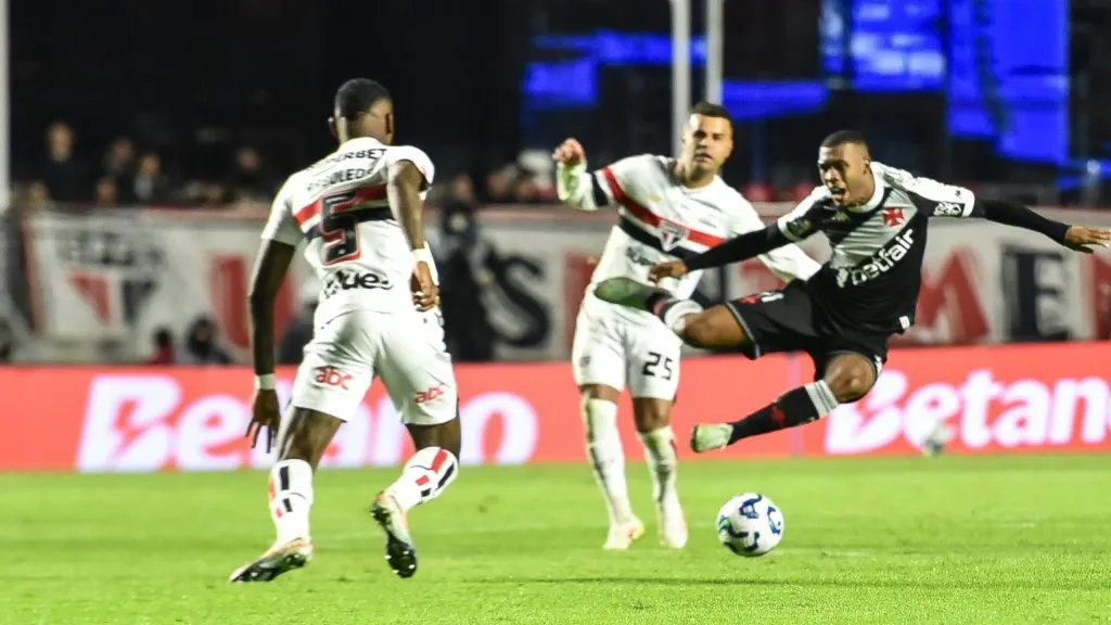 Rayan jogador do Vasco, durante partida contra o Sao Paulo no estadio do Morumbis, pelo Campeonato Brasileiro A 2025. Foto: Jota Erre/AGIF