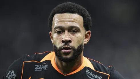 Memphis Depay, atacante do Corinthians em partida pelo campeonato brasileiro (Foto: Alexandre Schneider/Getty Images)