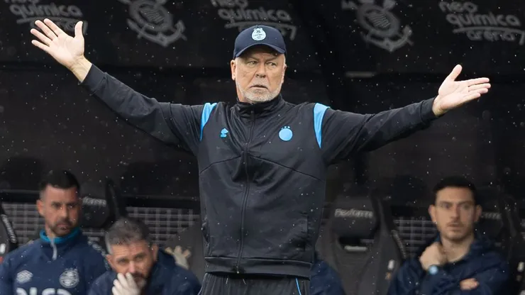 Mano Menezes técnico do Grêmio durante partida contra o Corinthians - Foto: Joisel Amaral/AGIF