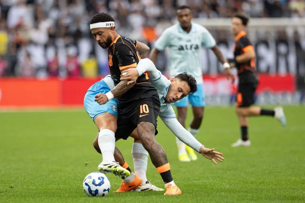 Depay na partida contra o Grêmio. Foto: Joisel Amaral/AGIF