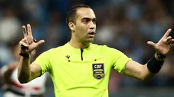 Davi Lacerda, árbitro da CBF em partida pelo campeonato brasileiro (Foto: Pedro H. Tesch/Getty Images)