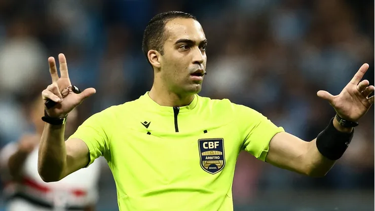 Davi Lacerda, árbitro da CBF em partida pelo campeonato brasileiro (Foto: Pedro H. Tesch/Getty Images)