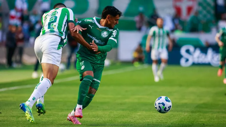 Facundo Torres jogador do Palmeiras durante partida contra o Juventude no estadio Alfredo Jaconi pelo campeonato Brasileiro A 2025. Foto: Luiz Erbes/AGIF