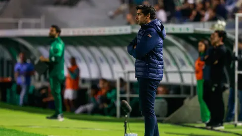 Abel Ferreira, técnico do Palmeiras, durante partida contra o Juventude no estadio Alfredo Jaconi pelo campeonato Brasileiro A 2025. Foto: Luiz Erbes/AGIF