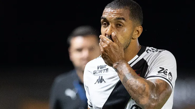Paulo Henrique, jogador do Vasco lamenta durante partida contra o Bragantino no estadio Cicero De Souza Marques pelo campeonato Brasileiro A 2025. Foto: Joisel Amaral/AGIF