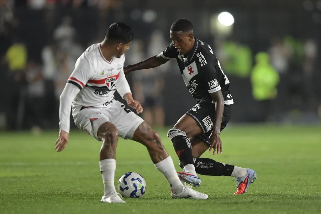 Rayan jogador do Vasco durante partida contra o Sao Paulo no estadio Sao Januario pelo campeonato Brasileiro A 2025. Foto: Thiago Ribeiro/AGIF