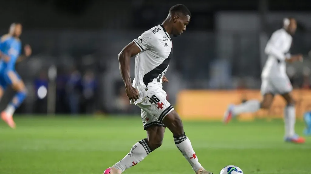 Cuesta liga alerta nos bastidores do Vasco após derrota – Foto: Thiago Ribeiro/AGIF